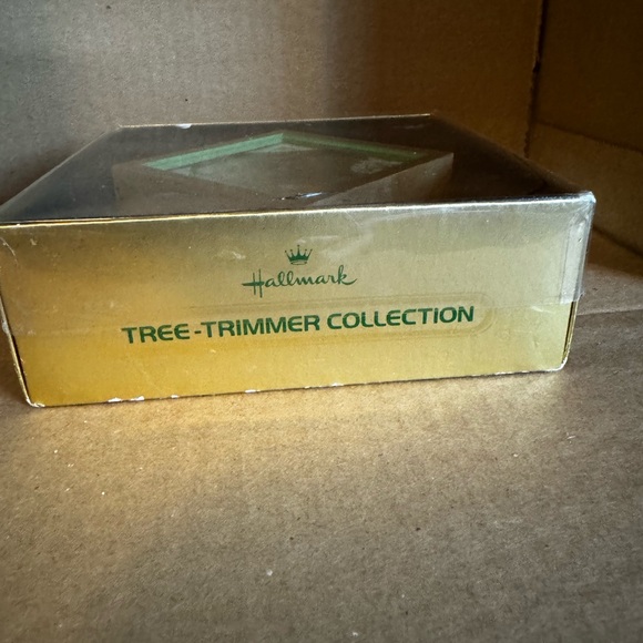 1979 Vintage Hallmark Santa Shadowbox Tree Trimmer Christmas Surprise Ornament - Picture 6 of 7